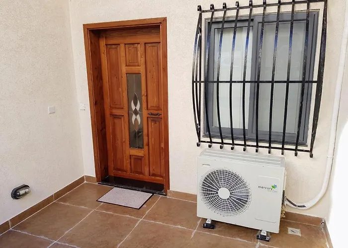 Charming Apartment-Wifi-Sleeps 5