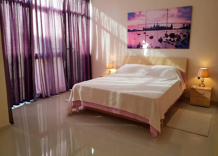 Charming Apartment-Wifi-Sleeps 5