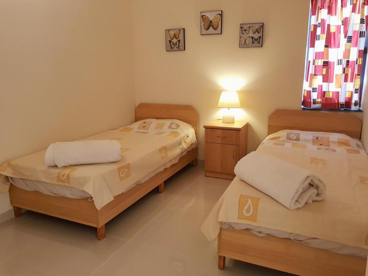 Апартаменты Charming Apartment-wifi-sleeps 5 *